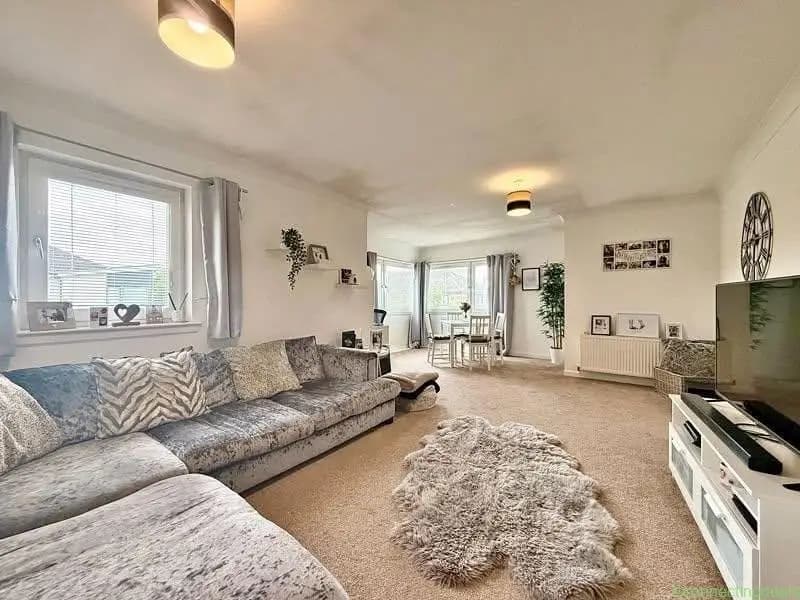 2 Beds 2 Baths Apartment - Image 1