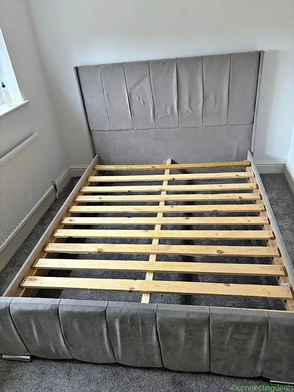 Queen bed - Image 1