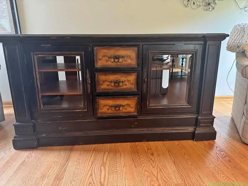 Walter E Smithe tv console - Image 1