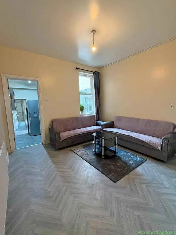 4 beds 1 bathroom – House