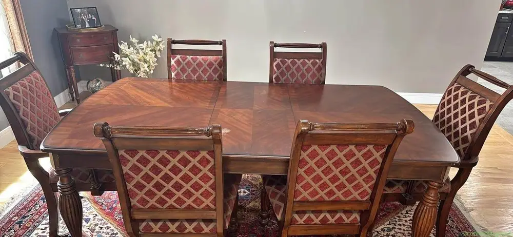 Dining rm table & chairs - Image 1