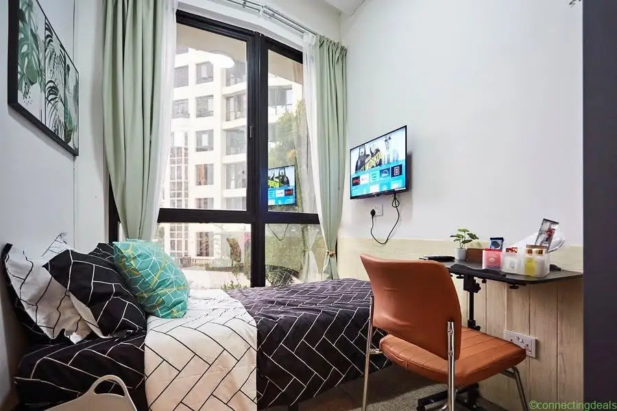 1 bed 2 baths Room only