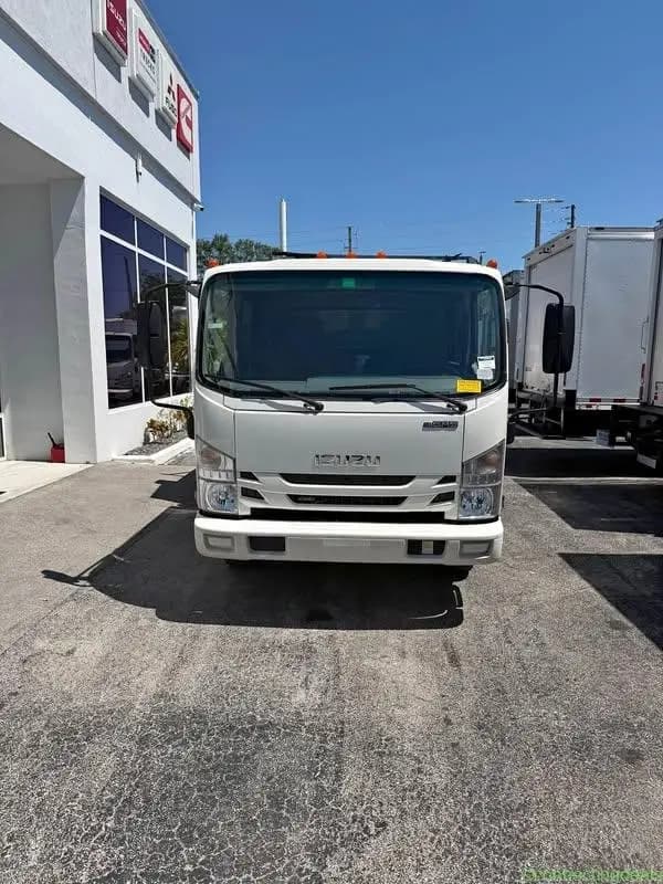 2021 Isuzu NPR · CREW CAB 14FT DUMP