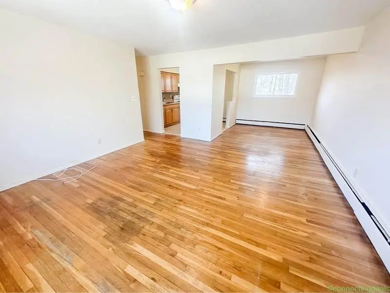 3 Beds 1 Bath - Apartment - Image 1