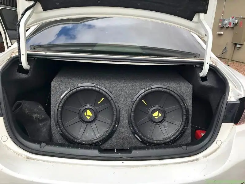 Dual 12” Kicker CompC loaded box + DS18 amplifier - Image 1