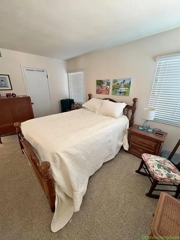 Oak Wood Queen Bedroom Furniture Pieces
