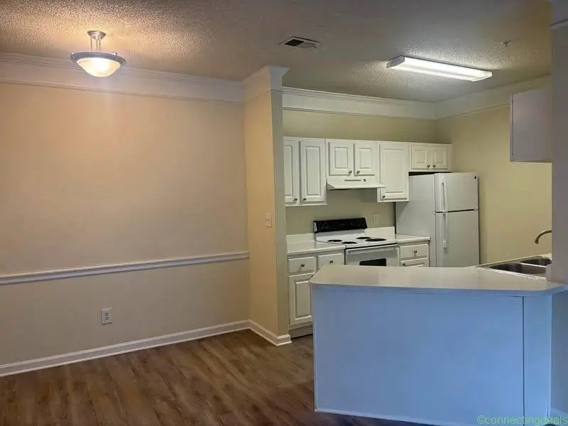 3 Beds 2 Baths - Apartment - Image 1