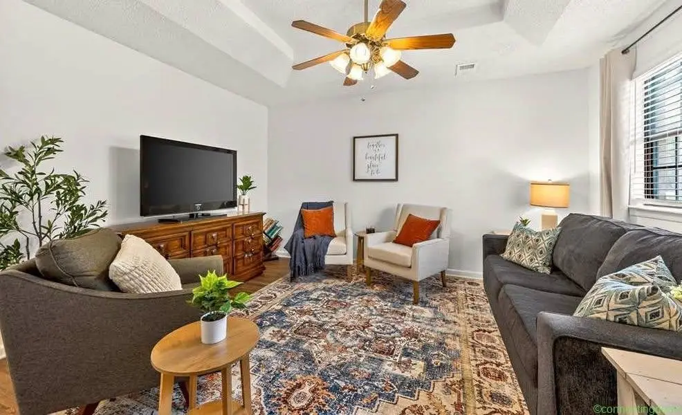 2 Beds 1 Bath - Townhouse - Image 1
