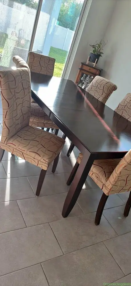 Dining room table - Image 1