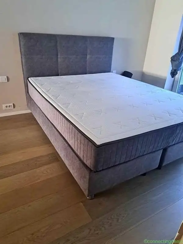 Gloednieuw bed met matras - Image 1