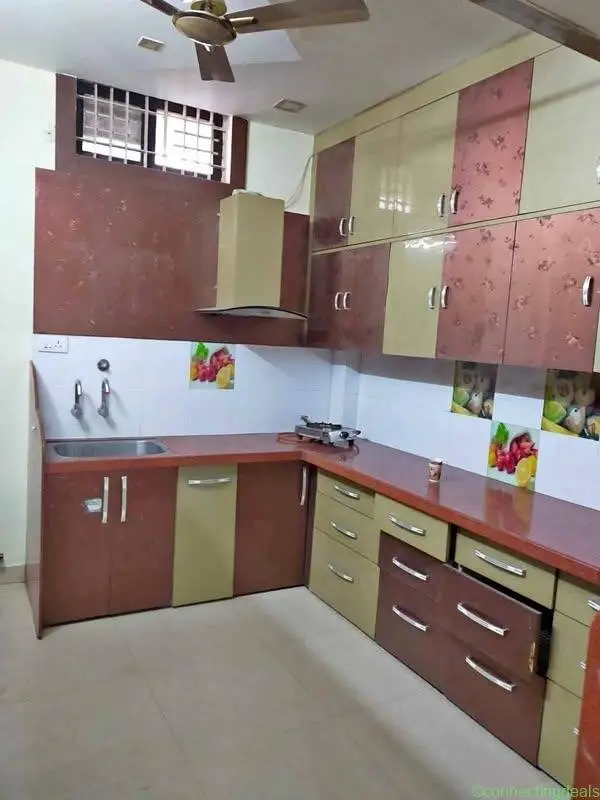 5 beds 4 bathrooms – House - Image 1