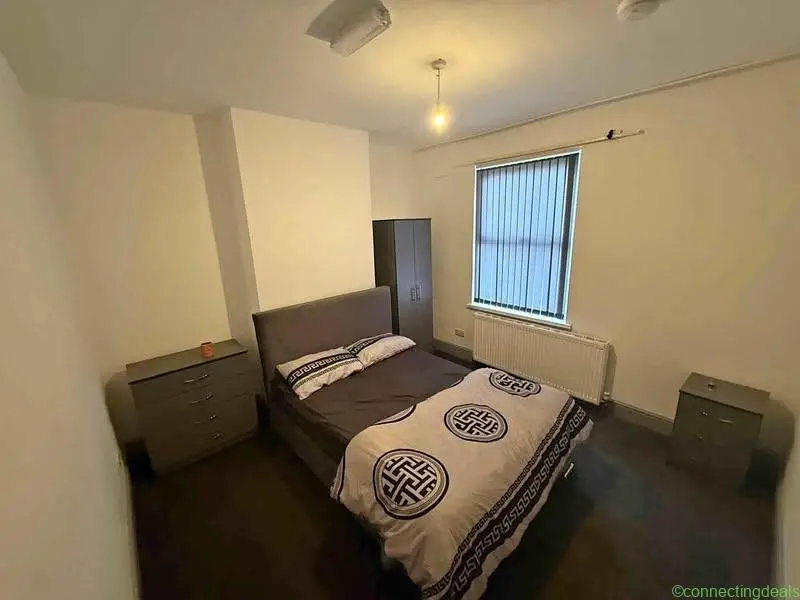 4 beds 2 bathrooms – House