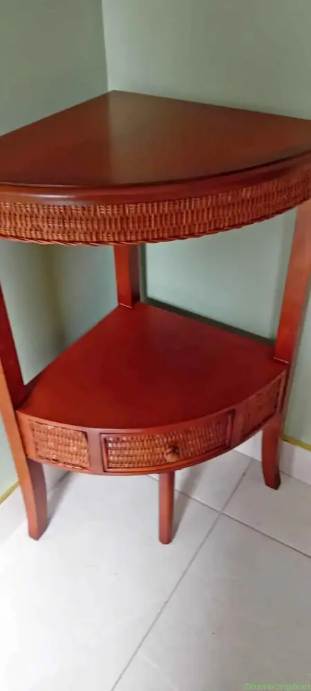 Corner tsble