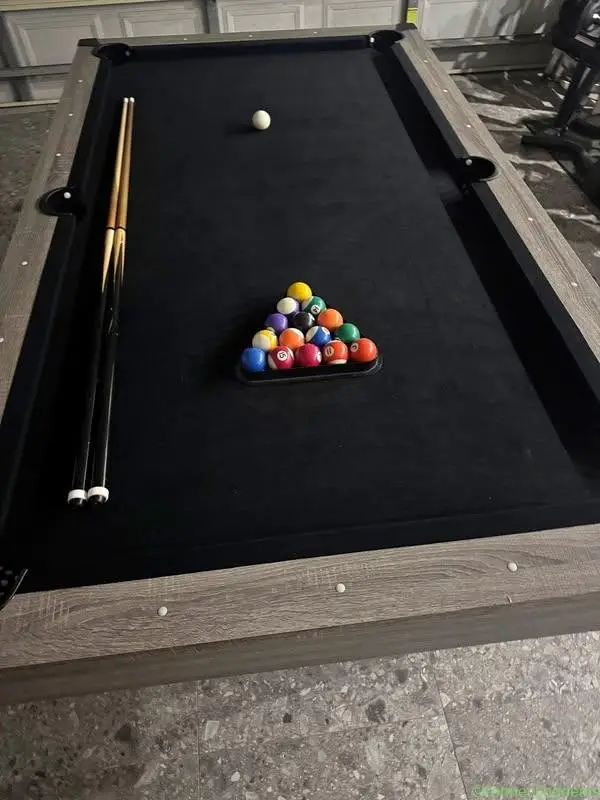 Pool table - Image 1