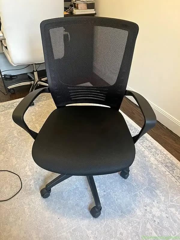 Black Mesh Office Chair - Image 1