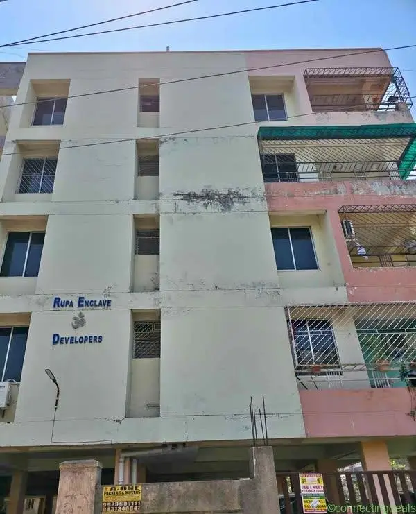 3 Beds 2 Baths - Apartment - Image 1