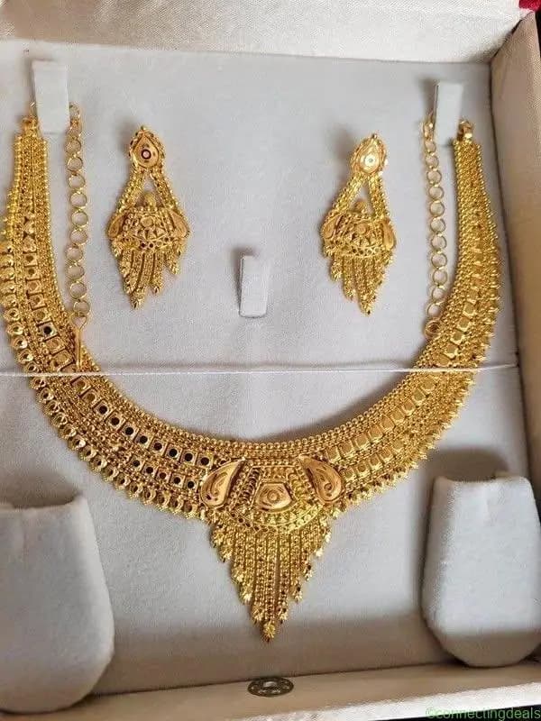 Gold necklace - Image 1