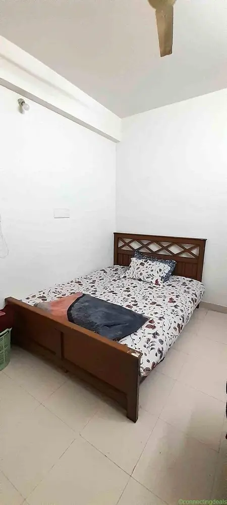 Queen size bed - Image 1