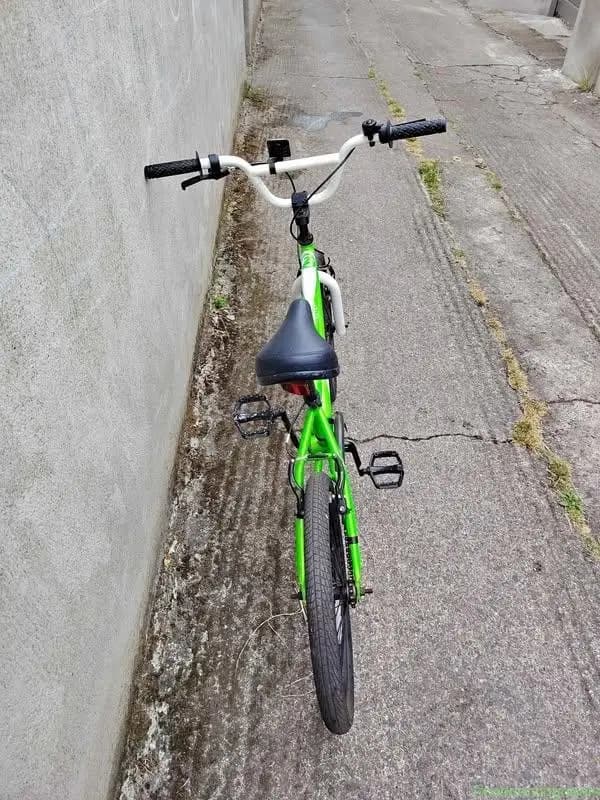 Bicycle with 20 inch wheels - Image 1
