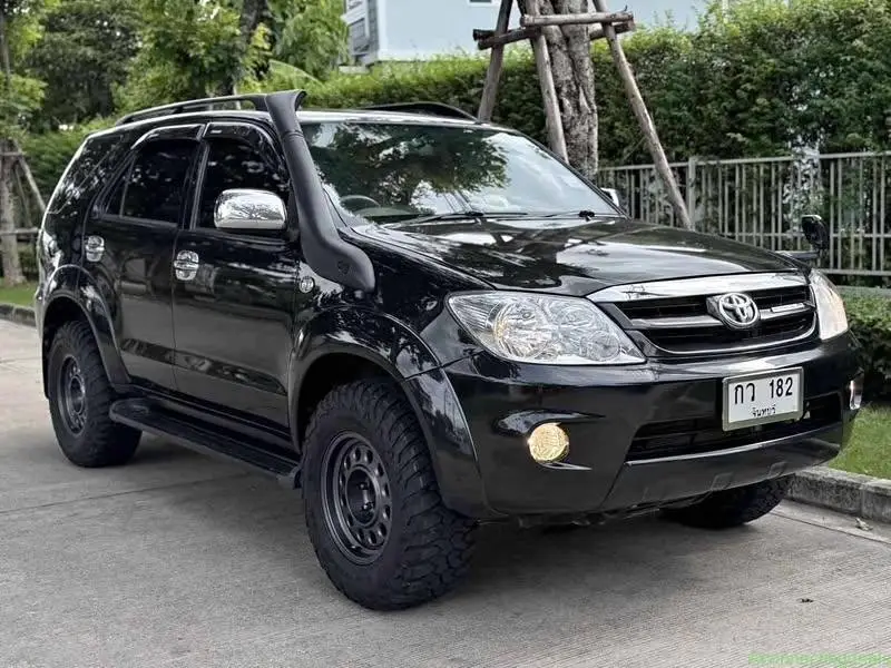 2005 Toyota Fortuner - Image 1