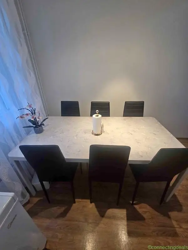 Ruokapöytä ja 6 tuolia