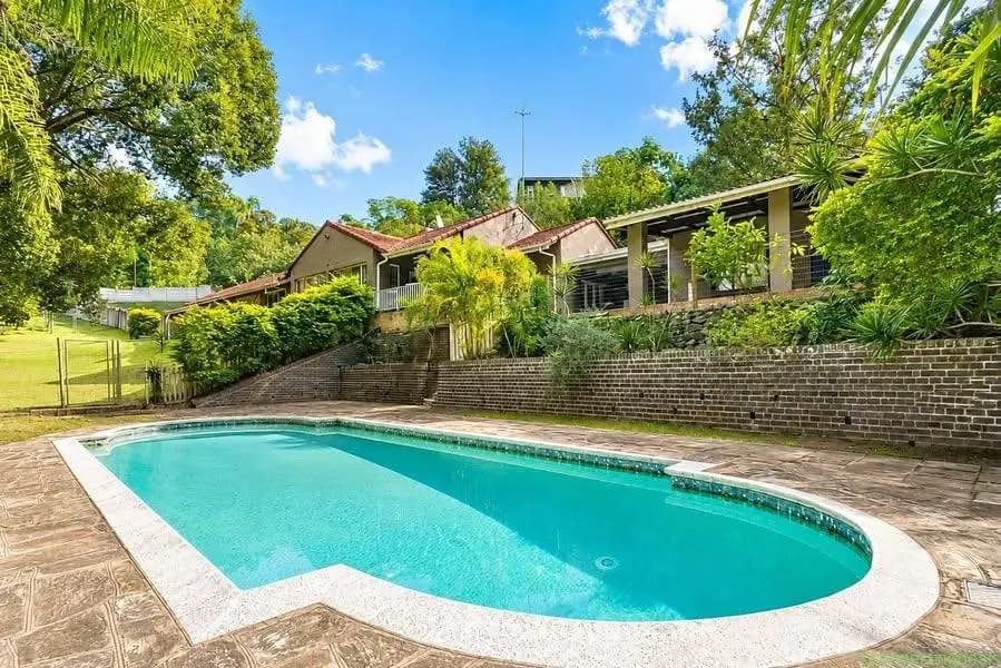 4 bedroom house plus 1 bedroom spacious cottage