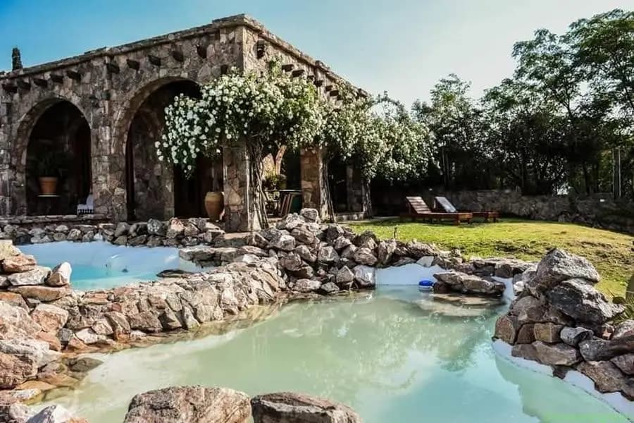 Exclusiva casa de piedra con bajada al lago.
