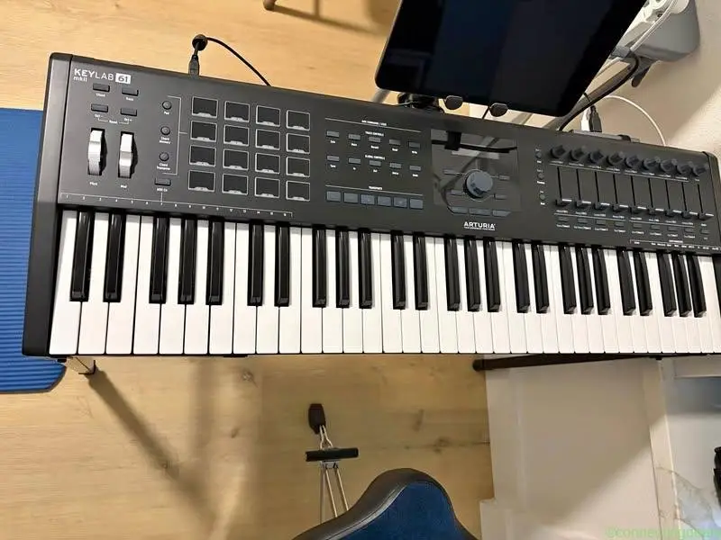 Arturia KeyLab 61 mkii midi keyboard + - Image 1