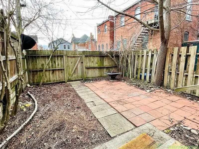 4 Beds 1 Bath - Townhouse