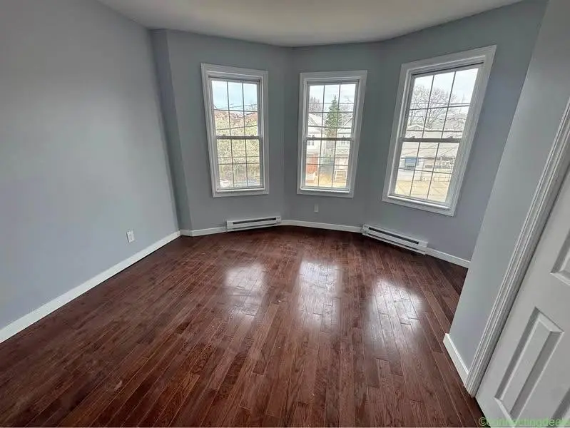 4 Beds 1 Bath - Apartment - Image 1