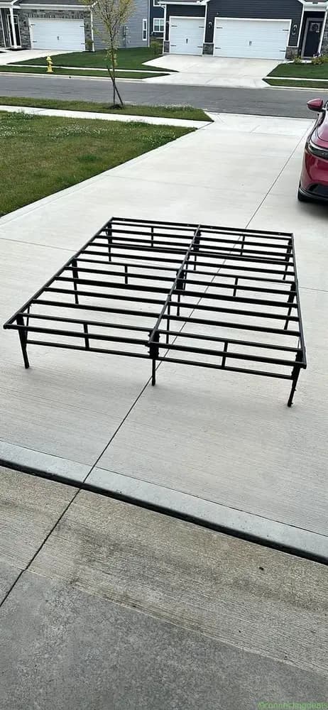 Queen bed frame - Image 1