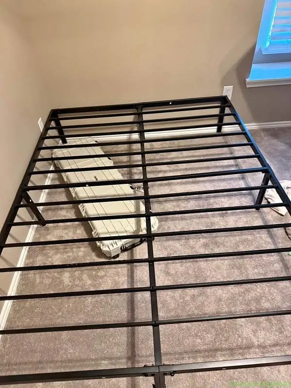 Queen bed with frame - Image 1