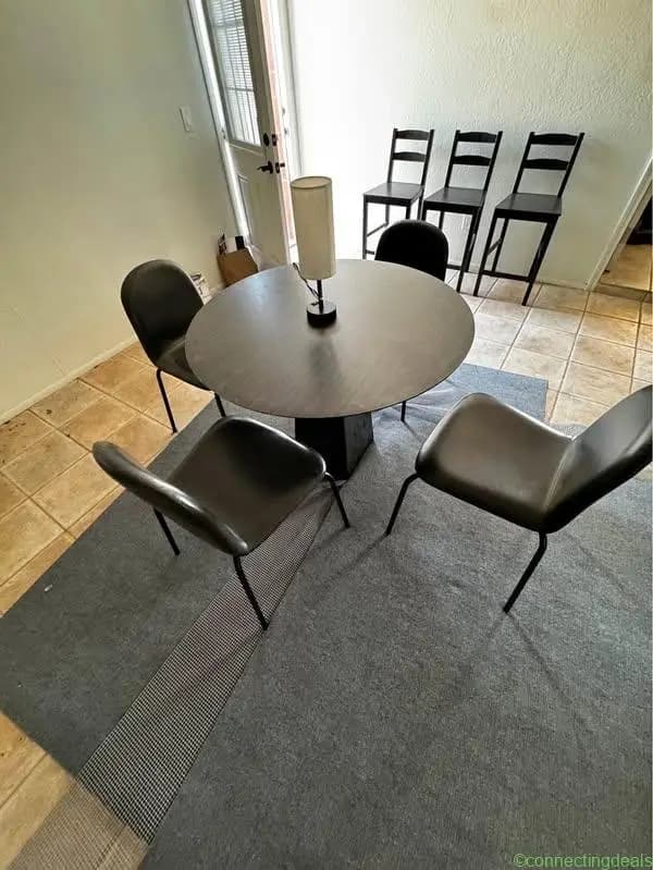 Table set - Image 1