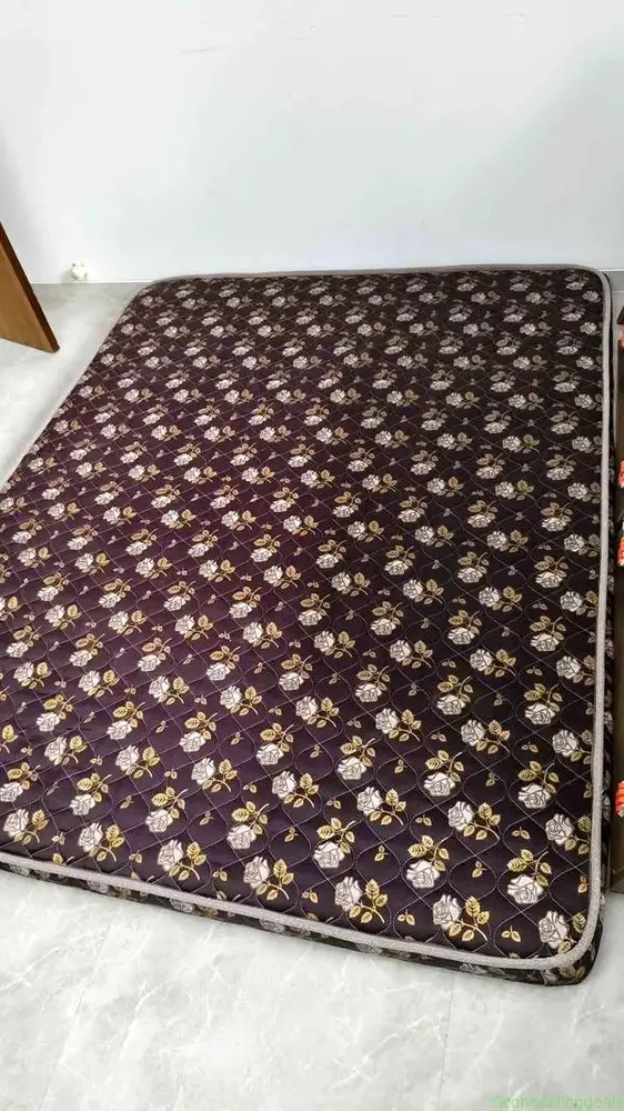 Queen size mattress - Image 1