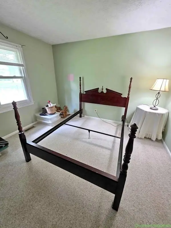 Queen bed frame - Image 1