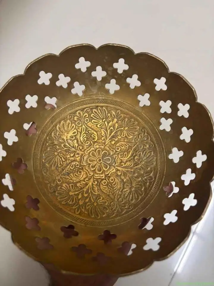 Old and antique brass bowl - Image 1