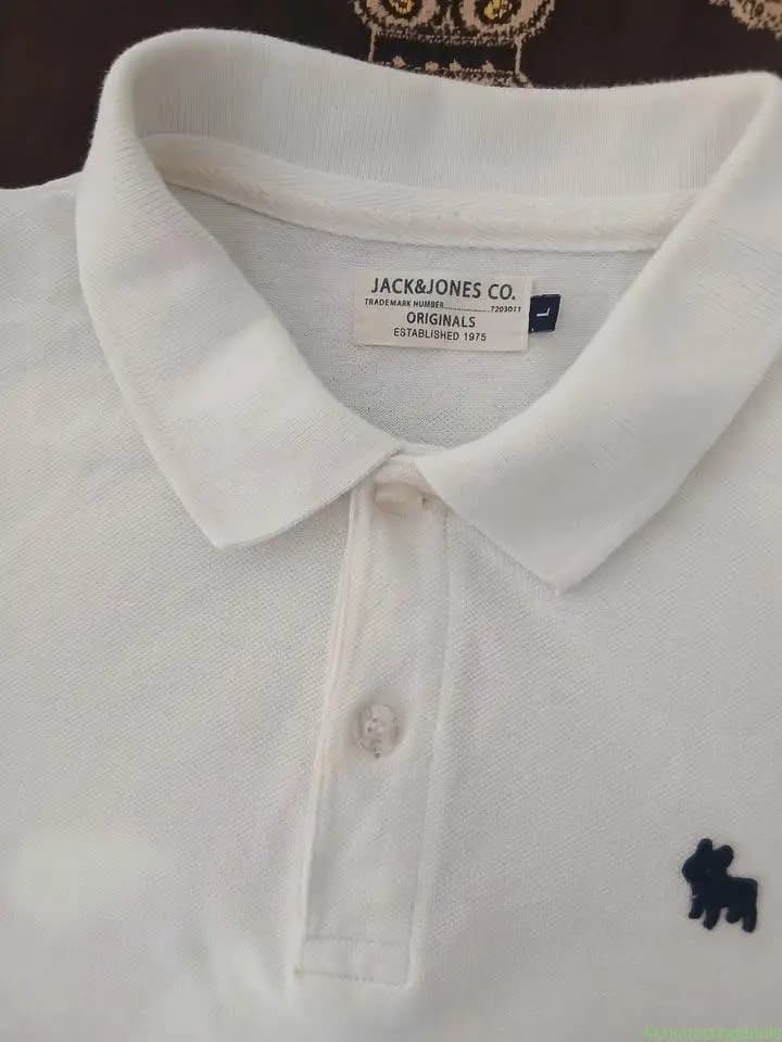 Good shirts one white color M size onther right