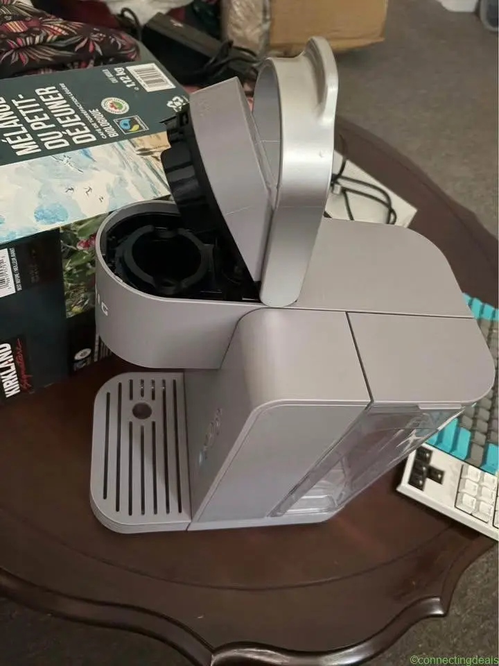 Keurig coffee maker w/pods - Image 1