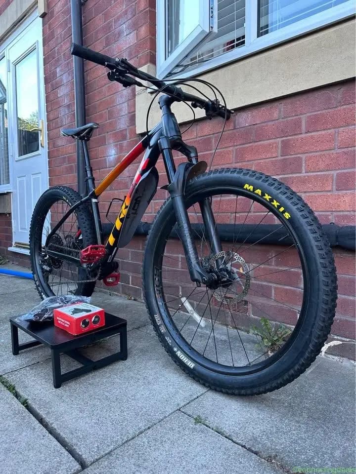2021 Trek Roscoe 8 Black / Red / Orange Mtb