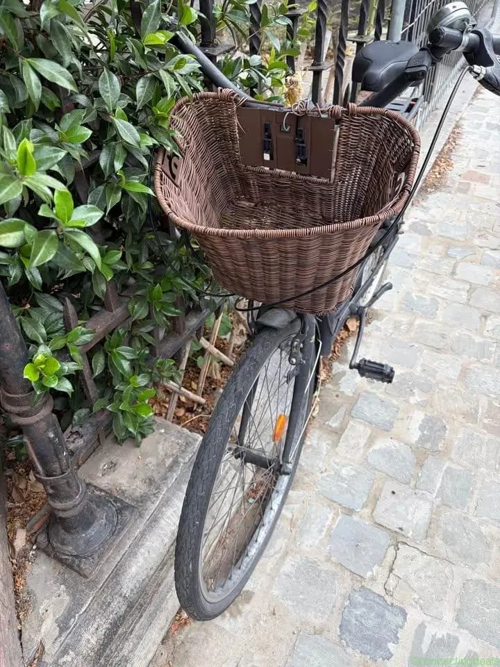 B’Twin / Elops city bike with basket - Image 1