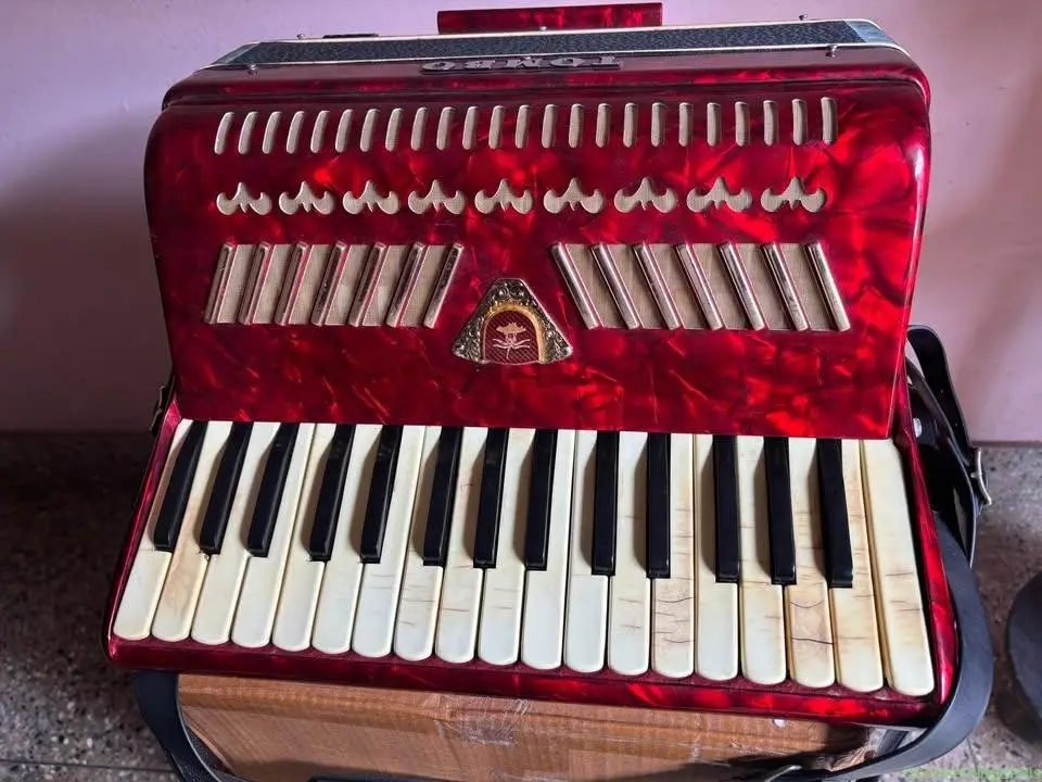 TOMBO ACCORDION