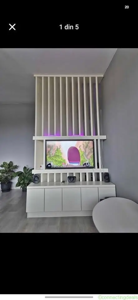 Riflaj alb cu televizor incorporat si comoda