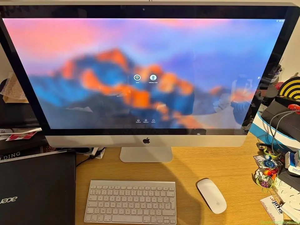 iMac 27 inch (clavier + souris apple)