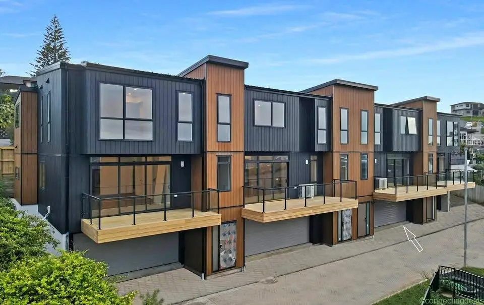 5 Beds 2.5 Baths Townhouse