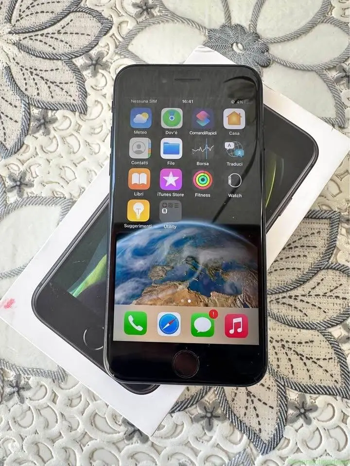 iPhone SE 2020 64 gb - Image 1