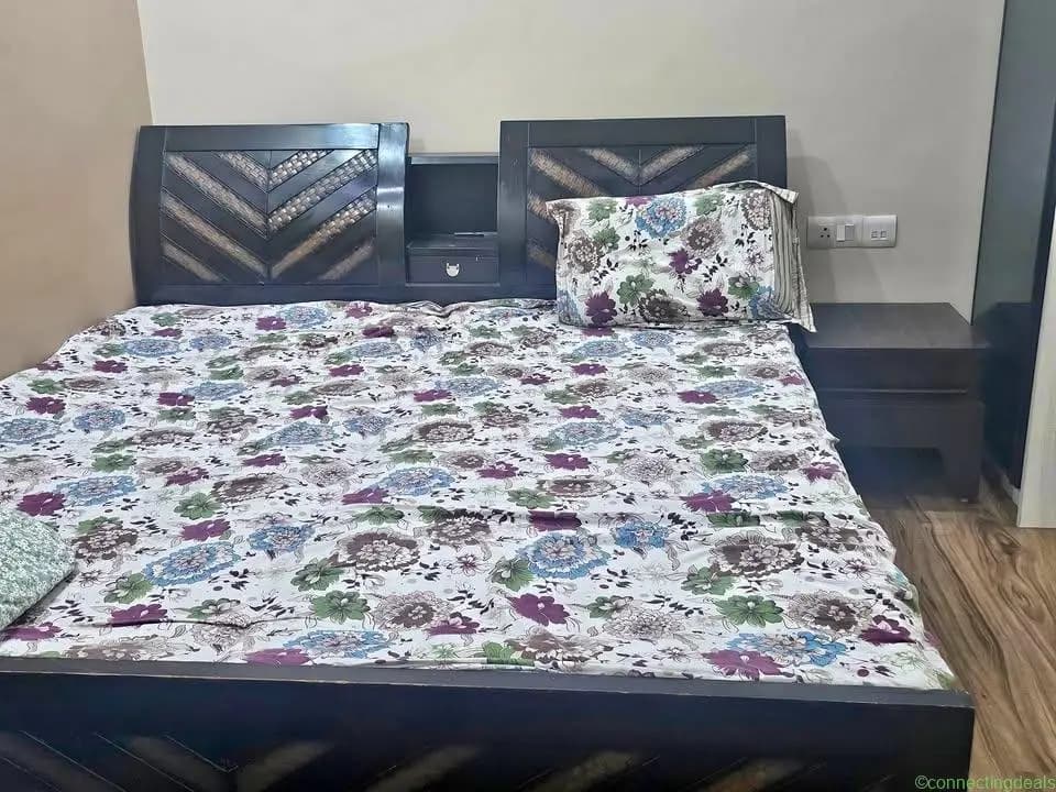 King+sized+bed+with+side+table+