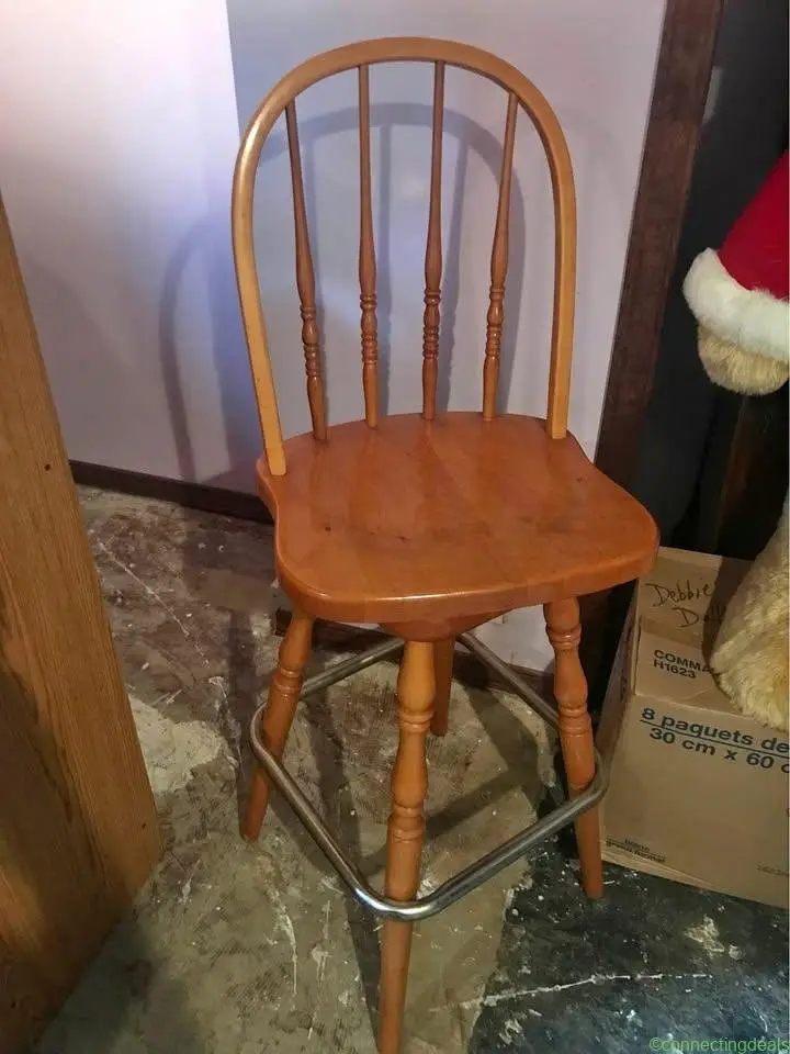 Wooden Windsor Swivel Bar Stool