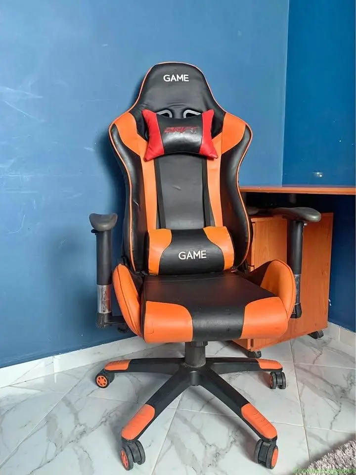 chaise de gaming ergonomique aux couleurs noir et