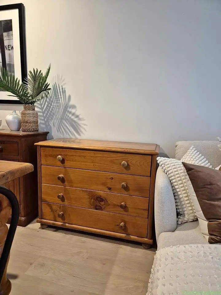 Chest of drawers