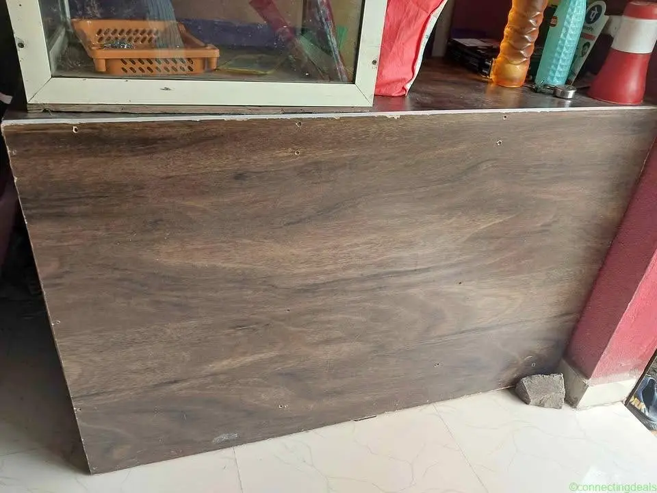 एक काऊंटर आणि दोन रॅक